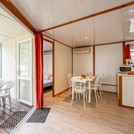 Kemping Cosy Avec Terrasse, Ideal Pour 6 Personnes - Api-1-52-610 *